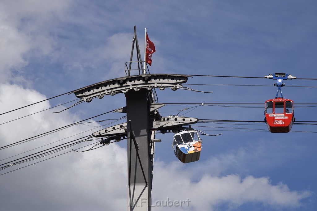 Koelner Seilbahn Gondel blieb haengen Koeln Linksrheinisch P002.JPG - Miklos Laubert